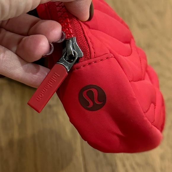 GUC Lululemon Team Canada Quilted Everywhere Belt Bag Crimson/Red Merlot - Picture 4 of 9